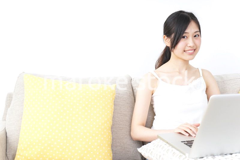 リラックスしてパソコンを使う女性