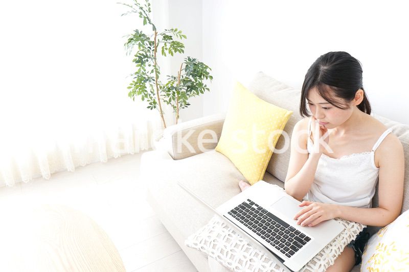 リラックスしてパソコンを使う女性