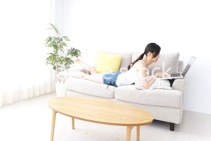 リラックスしてパソコンを使う女性