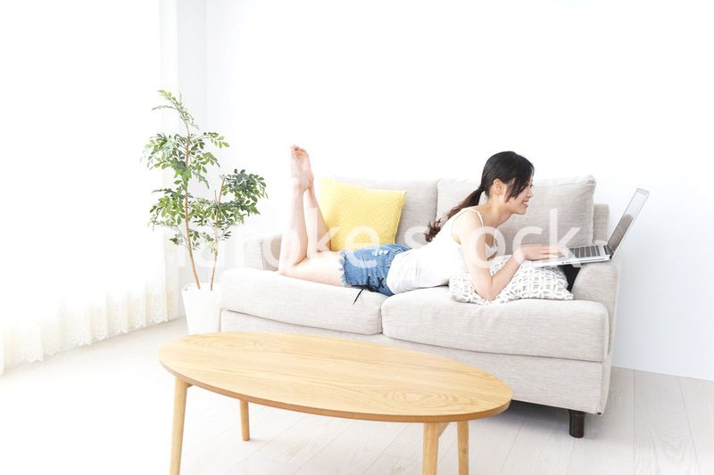 リラックスしてパソコンを使う女性