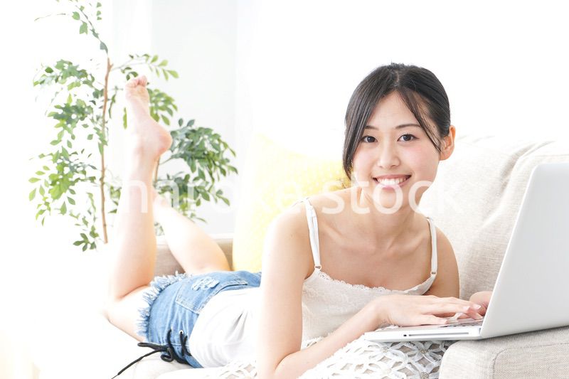 リラックスしてパソコンを使う女性
