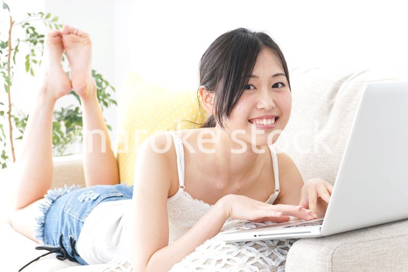 リラックスしてパソコンを使う女性