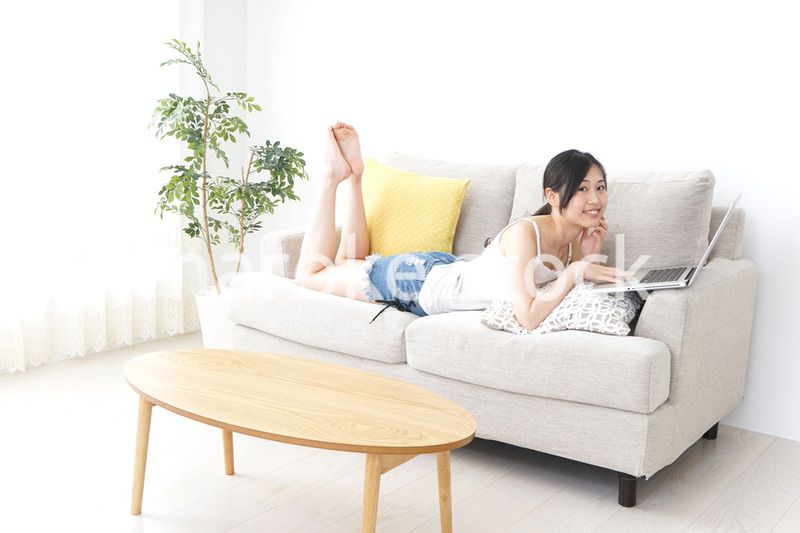 リラックスしてパソコンを使う女性