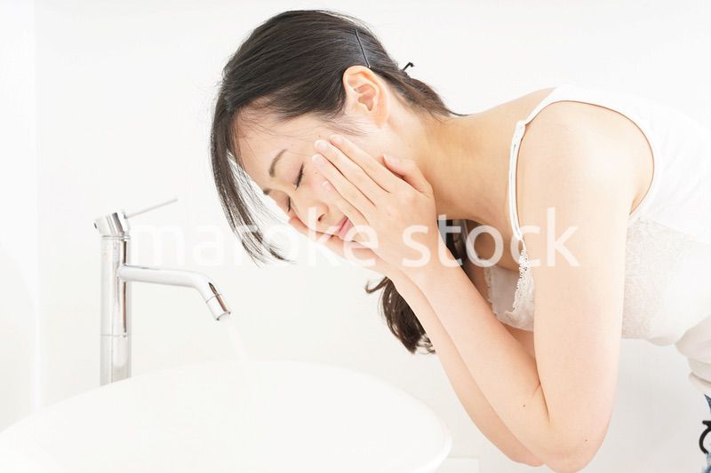 洗顔をする若い女性