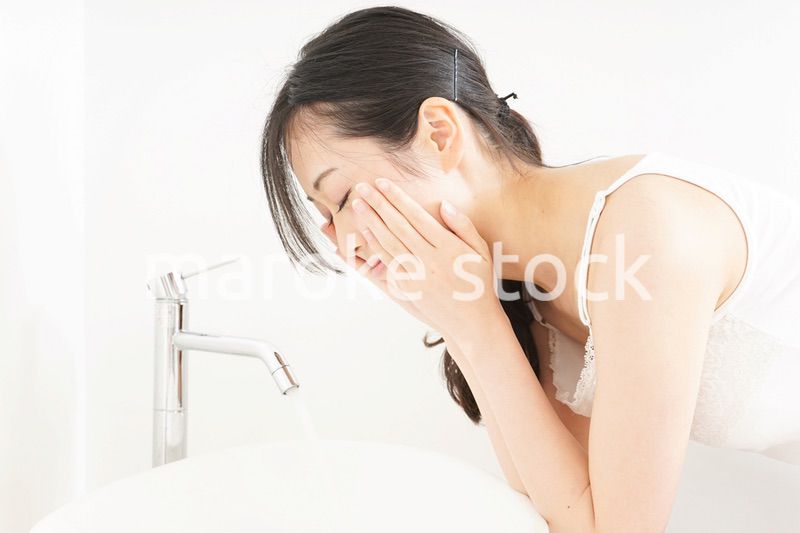洗顔をする若い女性