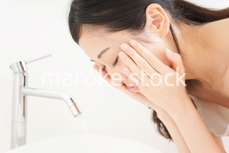 洗顔をする若い女性