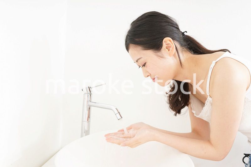 洗顔をする若い女性
