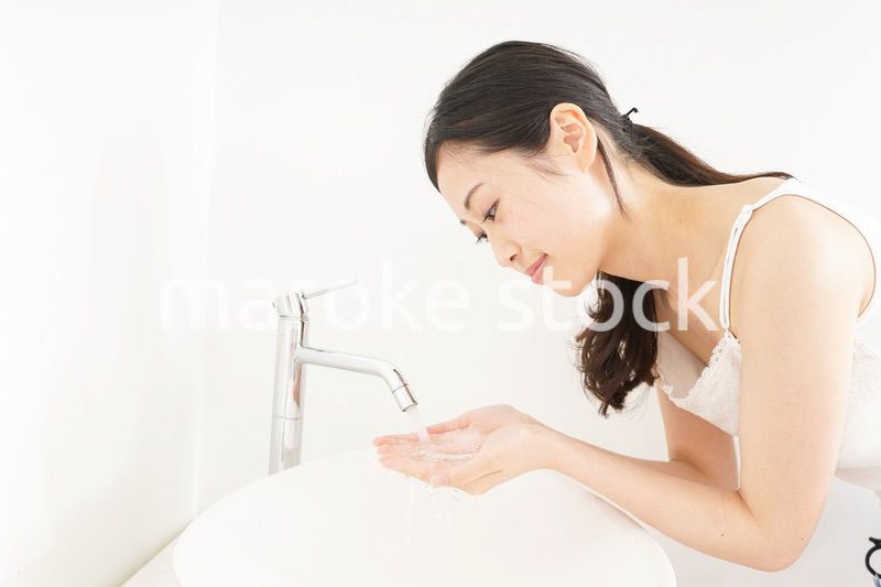 洗顔をする若い女性