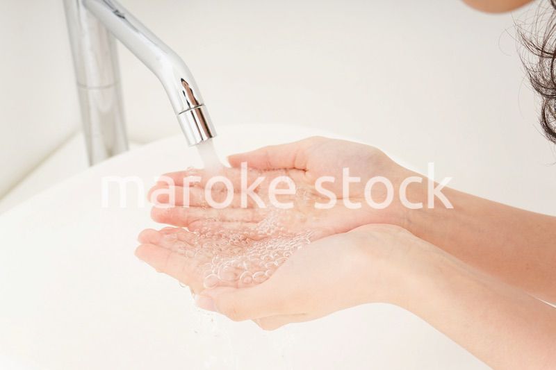 洗顔をする若い女性