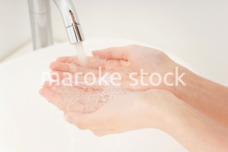 洗顔をする若い女性