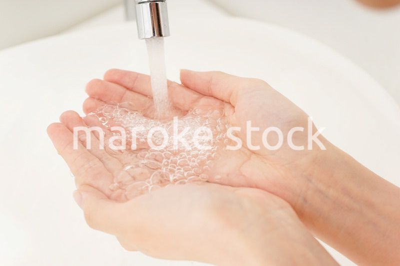 洗顔をする若い女性