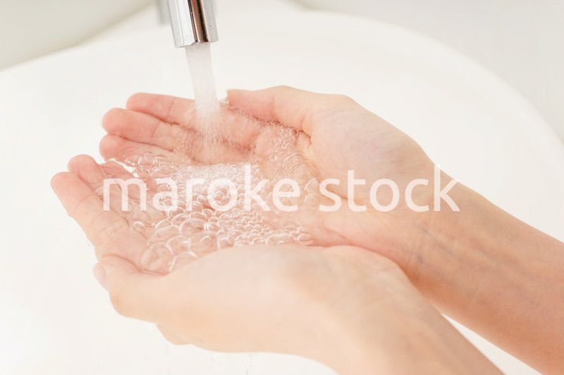 洗顔をする若い女性