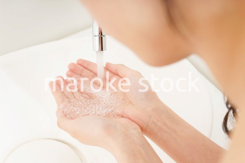 洗顔をする若い女性
