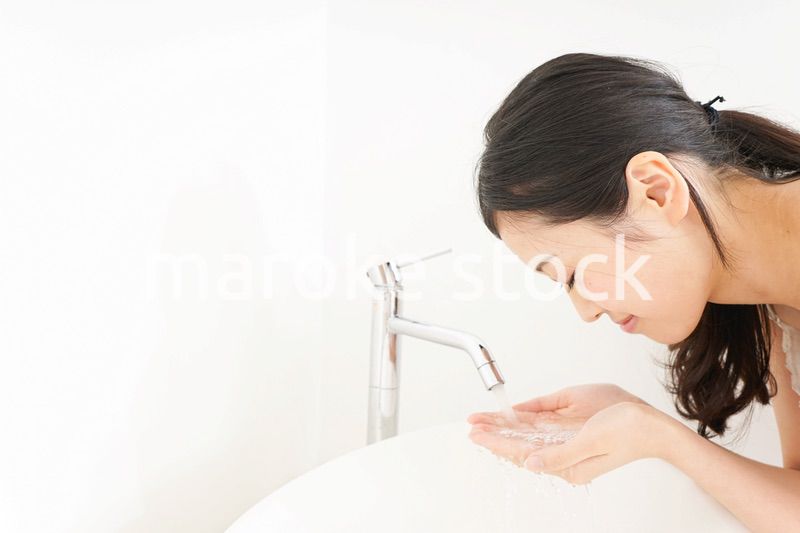 洗顔をする若い女性