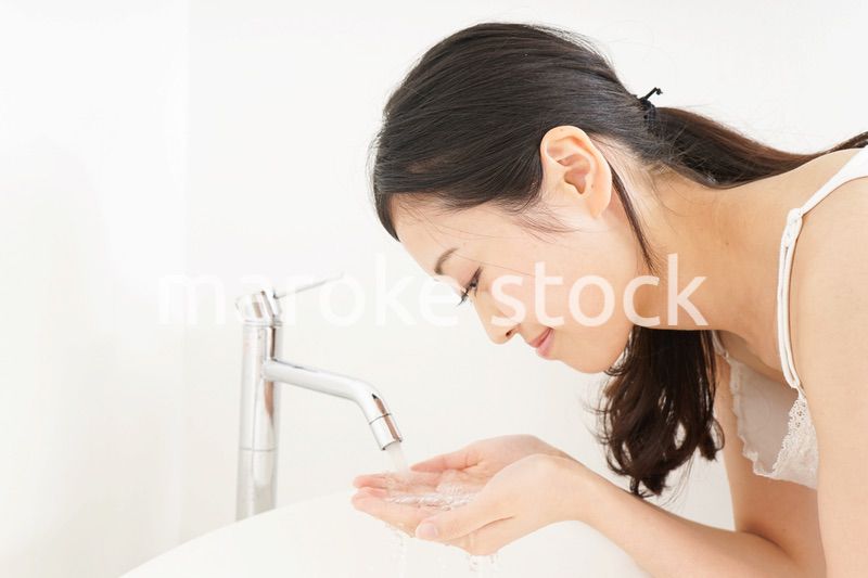 洗顔をする若い女性