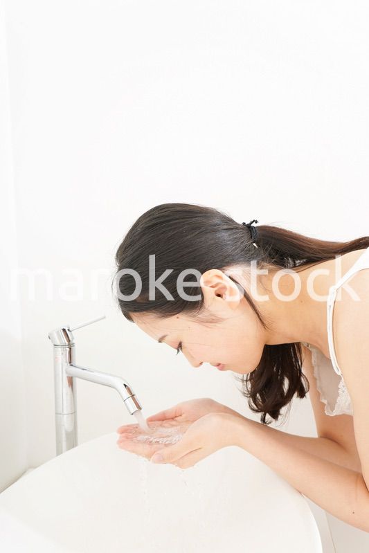 洗顔をする若い女性