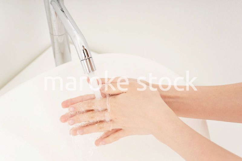 洗顔をする若い女性