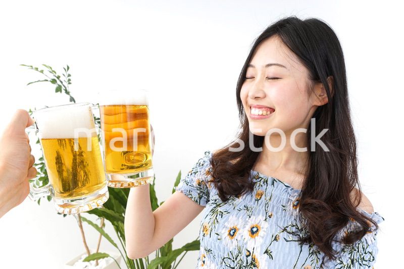 ビアガーデンでビールを飲む若い女性