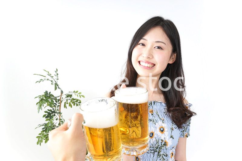 ビアガーデンでビールを飲む若い女性