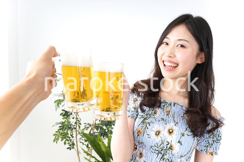 ビアガーデンでビールを飲む若い女性