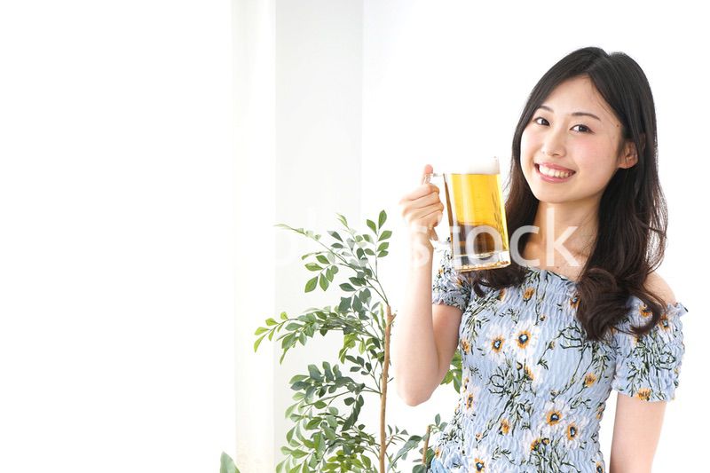 ビアガーデンでビールを飲む若い女性