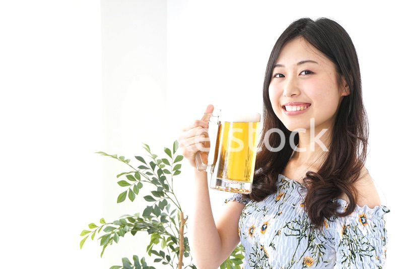 ビアガーデンでビールを飲む若い女性