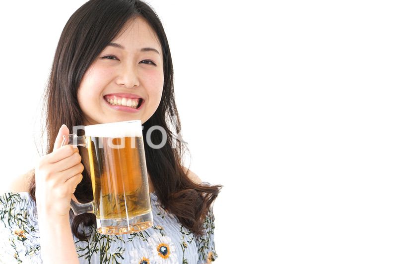 ビアガーデンでビールを飲む若い女性