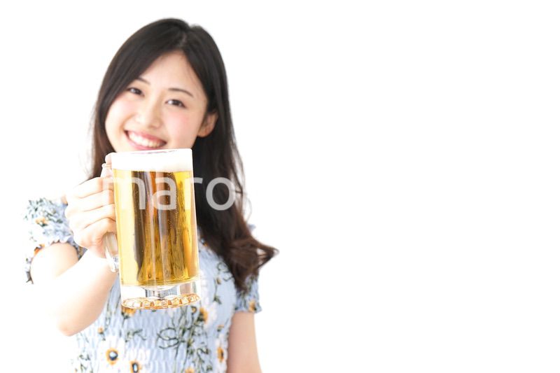 ビアガーデンでビールを飲む若い女性