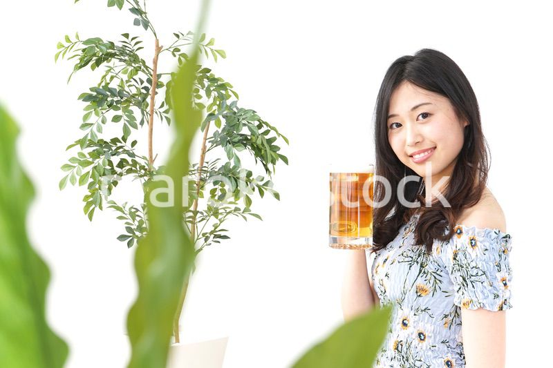 ビアガーデンでビールを飲む若い女性