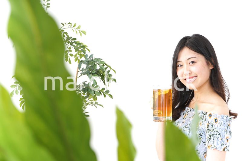 ビアガーデンでビールを飲む若い女性