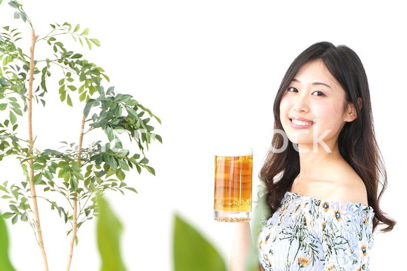 ビアガーデンでビールを飲む若い女性