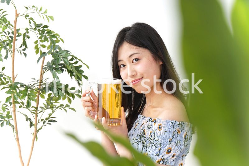 ビアガーデンでビールを飲む若い女性