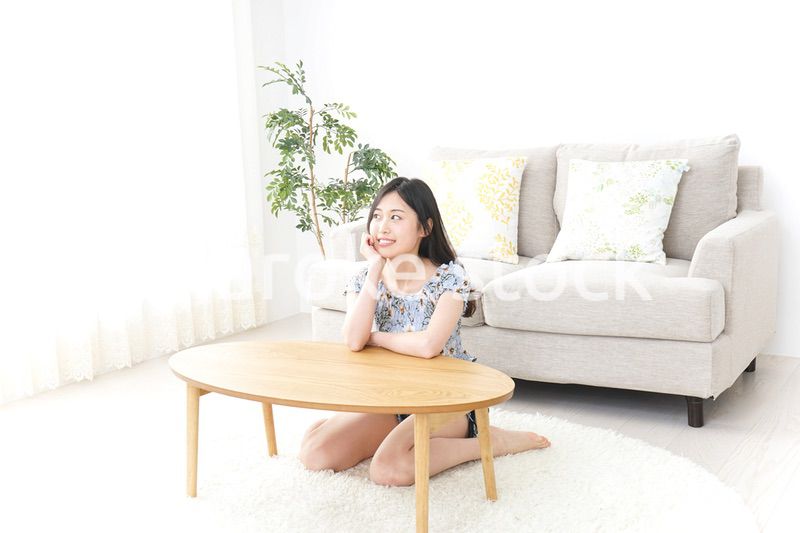 部屋でリラックスする女性