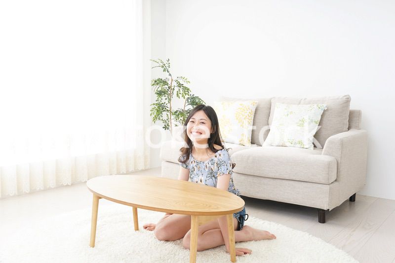 夏を楽しむ若い女性