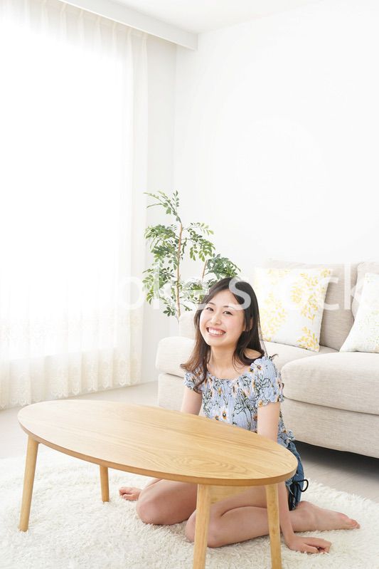 夏を楽しむ若い女性