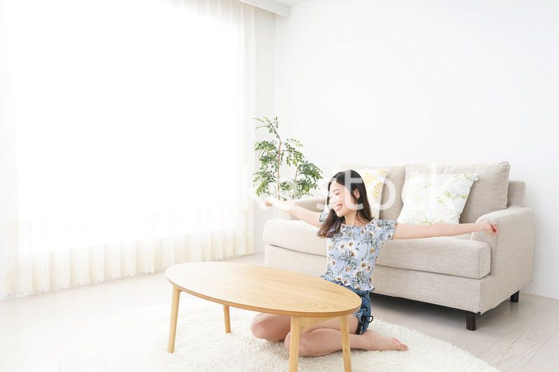 夏を楽しむ若い女性