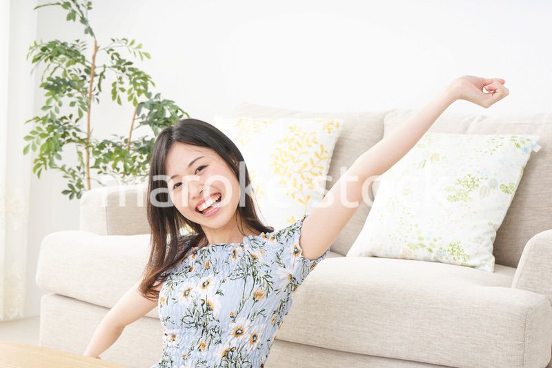 夏を楽しむ若い女性