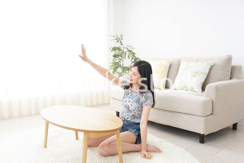 夏を楽しむ若い女性