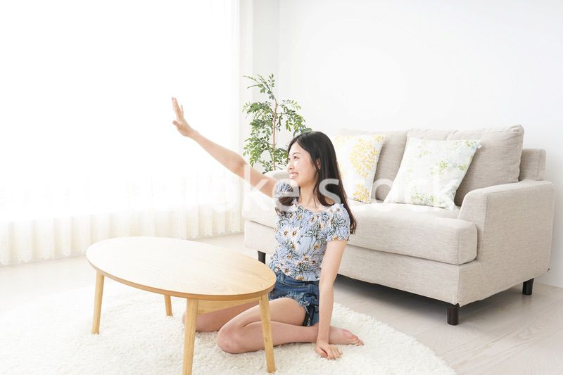 夏を楽しむ若い女性