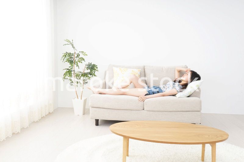 夏を楽しむ若い女性