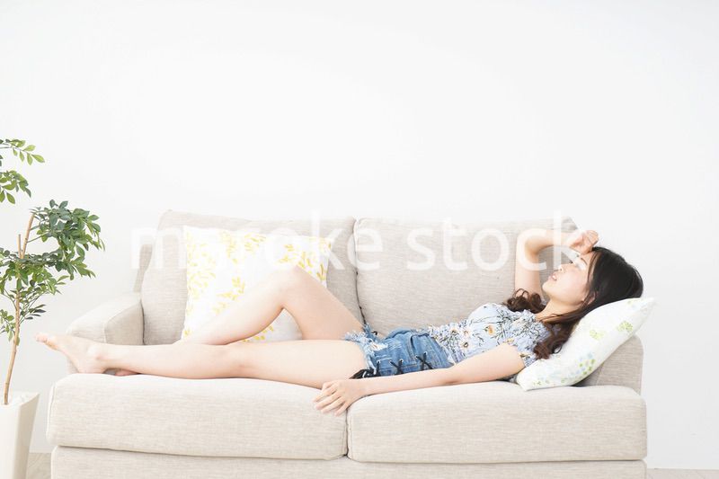 夏を楽しむ若い女性