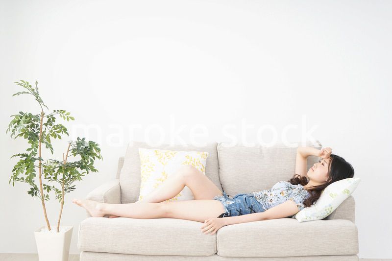 夏を楽しむ若い女性