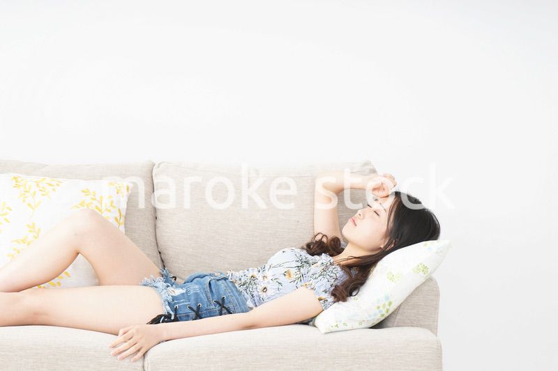 夏を楽しむ若い女性