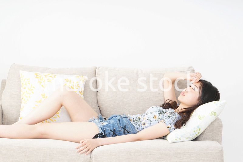 夏を楽しむ若い女性