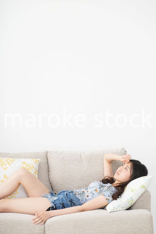 夏を楽しむ若い女性