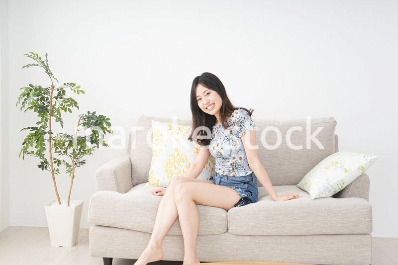 夏を楽しむ若い女性