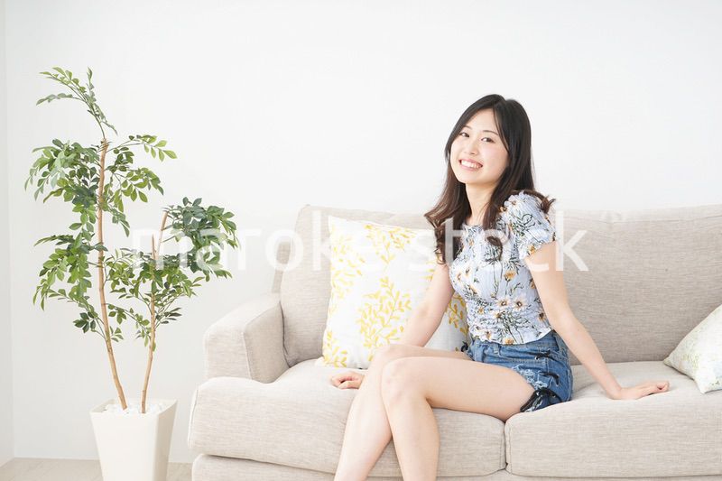 夏を楽しむ若い女性