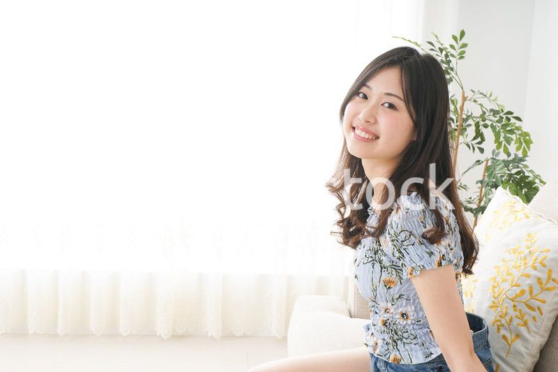 夏を楽しむ若い女性