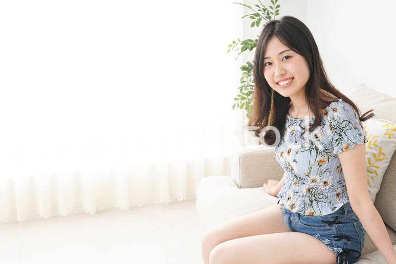 夏を楽しむ若い女性