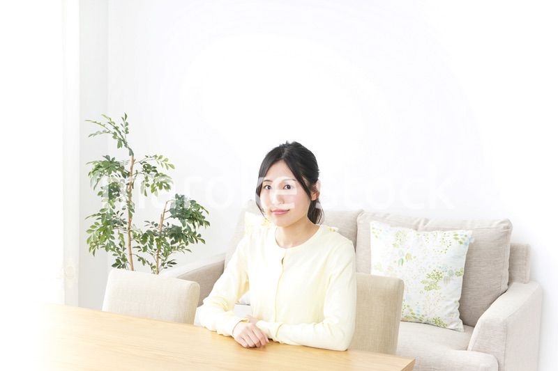 部屋でリラックスする女性